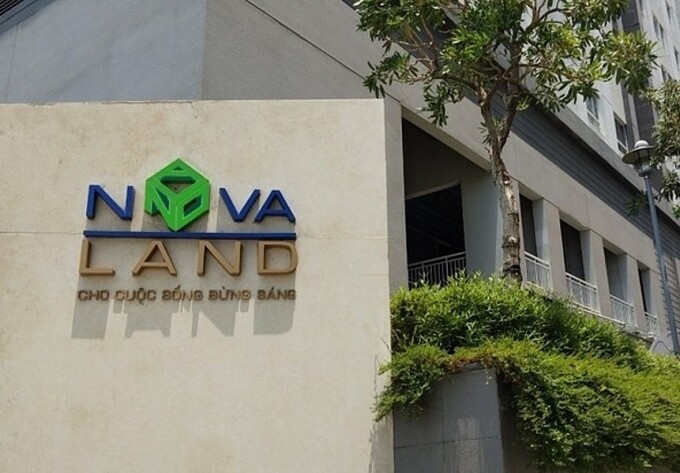 Logo của Novaland trên cổng vào một dự án bất động sản. Ảnh: NVL