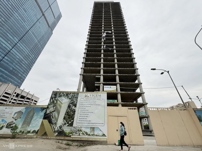 Công trình có vị trí đất vàng trên trục đường chính Phạm Hùng, hiện bỏ hoang. Ảnh: Hoàng Giang