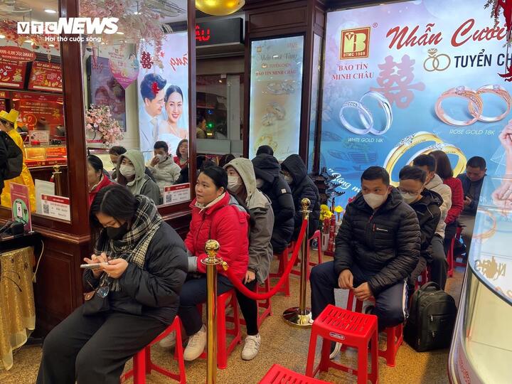Đội mưa đi mua vàng ngày vía thần Tài từ 3h sáng ở Hà Nội- Ảnh 5. Đội mưa đi mua vàng ngày vía thần Tài từ 3h sáng ở Hà Nội- Ảnh 5.
