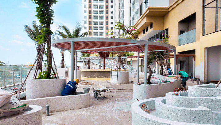 Đội nhân công làm việc miệt mài đảm bảo tiến độ lẫn chất lượng thi công.