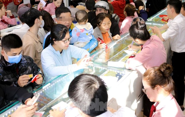 'Hoa mắt, chóng mặt' vì vàng- Ảnh 2.