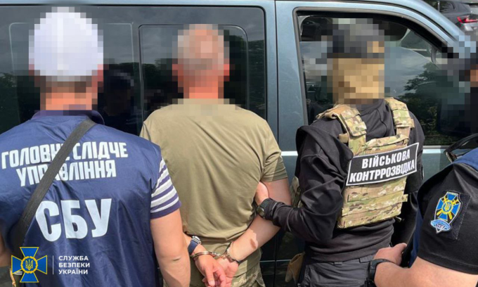 Nghi phạm (giữa) trong bức ảnh đăng ngày 3/7. Ảnh: SBU