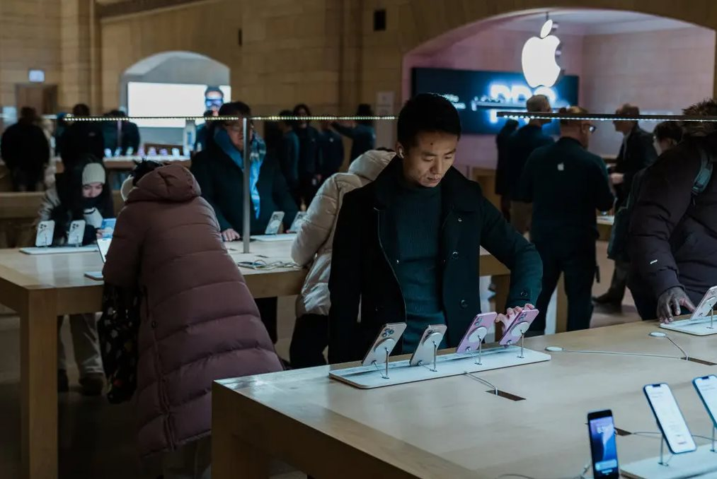 Apple mất thêm 8,5 tỷ USD/năm vì thuế quan của Tổng thống Donald Trump khi sản xuất 90% iPhone tại Trung Quốc, kế hoạch dịch chuyển sản xuất có đổ bể?- Ảnh 3.