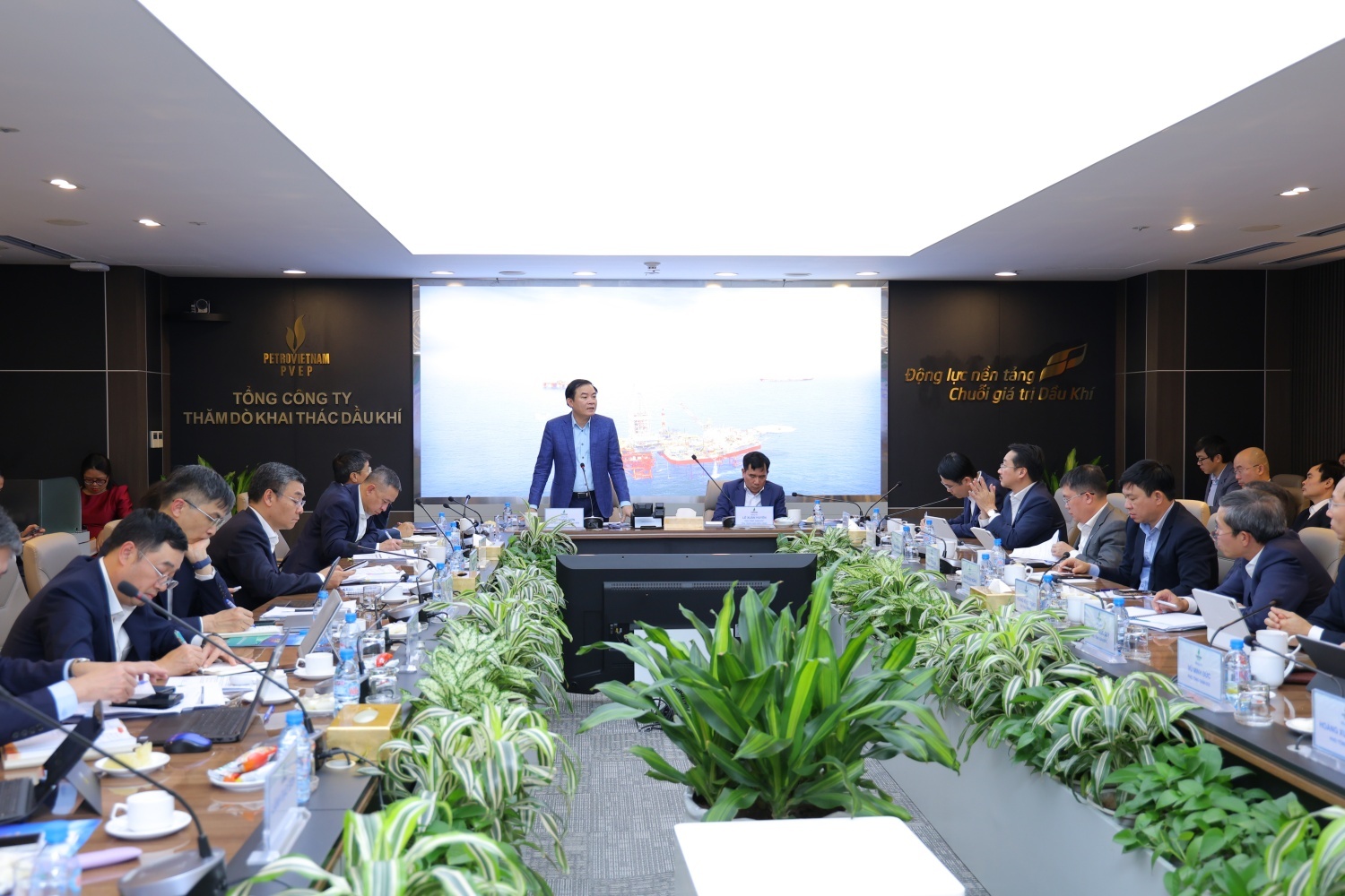 Chủ tịch HĐTV Petrovietnam Lê Ngọc Sơn đã chủ trì buổi làm việc của Hội đồng Thành viên Tập đoàn với PVEP nhằm rà soát, hoàn thiện định hướng phát triển giai đoạn 2026-2030, tầm nhìn đến năm 2050 và thống nhất các mục tiêu quản trị năm 2026.
