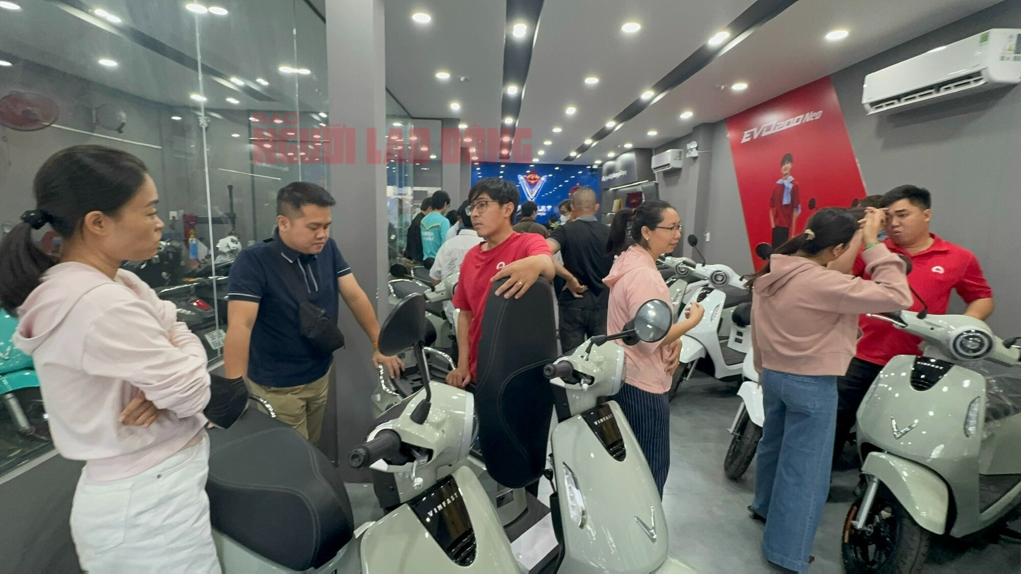 Xu hướng mua xe máy điện tăng vọt khi giá xăng cao tại TPHCM năm 2026 - Ảnh 1. Xu hướng mua xe máy điện tăng vọt khi giá xăng cao tại TPHCM năm 2026 - Ảnh 1.