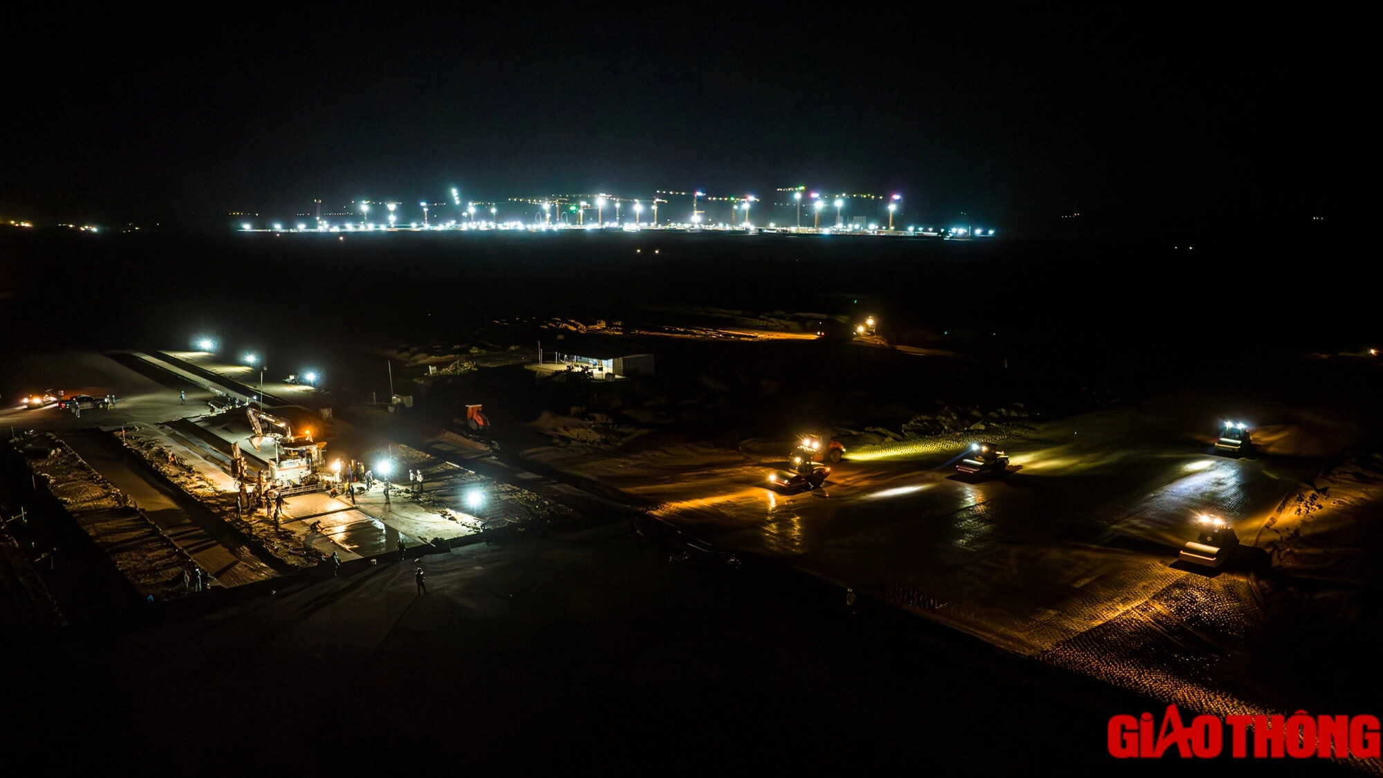 Người dân ùn ùn về quê ăn Tết, công nhân trong sân bay Long Thành vẫn miệt mài thi công- Ảnh 6. Người dân ùn ùn về quê ăn Tết, công nhân trong sân bay Long Thành vẫn miệt mài thi công- Ảnh 6.