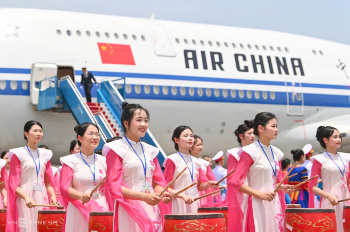 Học viên thuộc đoàn nghệ thuật đánh trống hội chào đón đoàn lãnh đạo Đảng và Nhà nước Trung Quốc. Ảnh: Trung Kiên