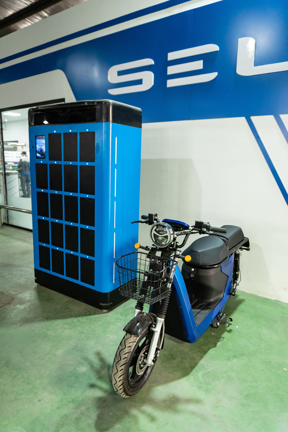 Trạm đổi pin Petrolimex đi vào hoạt động: Nhanh hơn đổ xăng, xe máy điện nhiều hãng có thể dùng chung- Ảnh 3.