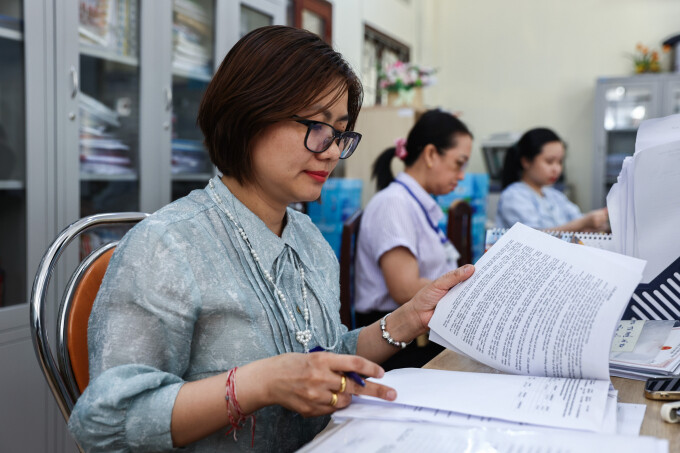 Cán bộ, nhân viên UBND phường Phước Long A, TP Thủ Đức xử lý các thủ tục hành chính cho người dân, tháng 5/2025. Ảnh: Quỳnh Trần