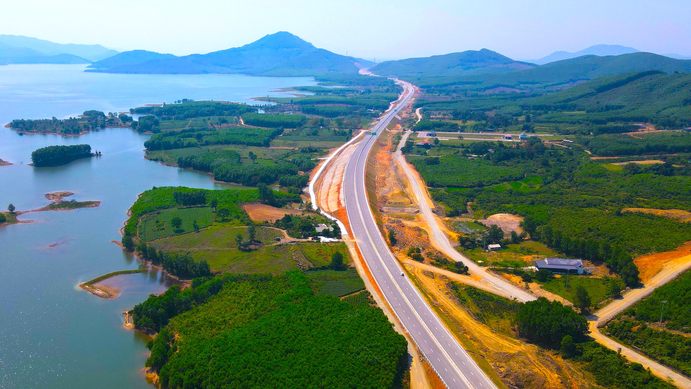 Bứt phá tiến độ thi công cao tốc: “Chỉ bàn làm, không bàn lùi”- Ảnh 2. Bứt phá tiến độ thi công cao tốc: “Chỉ bàn làm, không bàn lùi”- Ảnh 2.