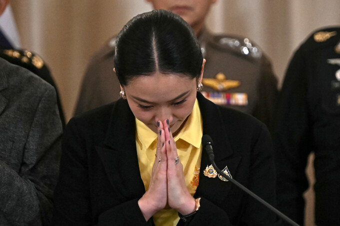 Thủ tướng Thái Lan Paetongtarn Shinawatra cúi đầu xin lỗi trong cuộc họp báo tại Bangkok ngày 19/6. Ảnh: AFP
