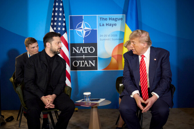 Tổng thống Mỹ Donald Trump (phải) và người đồng cấp Ukraine Volodymyr Zelensky tại The Hague, Hà Lan, ngày 25/6. Ảnh: AFP