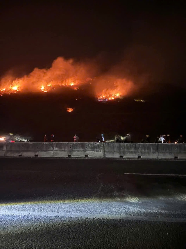 Cháy lớn tại núi Tàu - nơi đồn thổi có “kho vàng 4.000 tấn”- Ảnh 2.