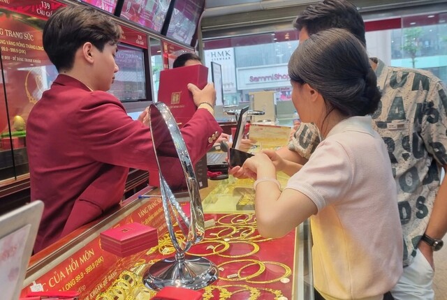 Mua bán vàng có giá trị từ 20 triệu trong ngày bắt buộc phải chuyển khoản - Ảnh 1.