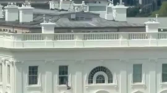 Ông Trump nói AI chế video túi rác ném từ cửa sổ Nhà Trắng