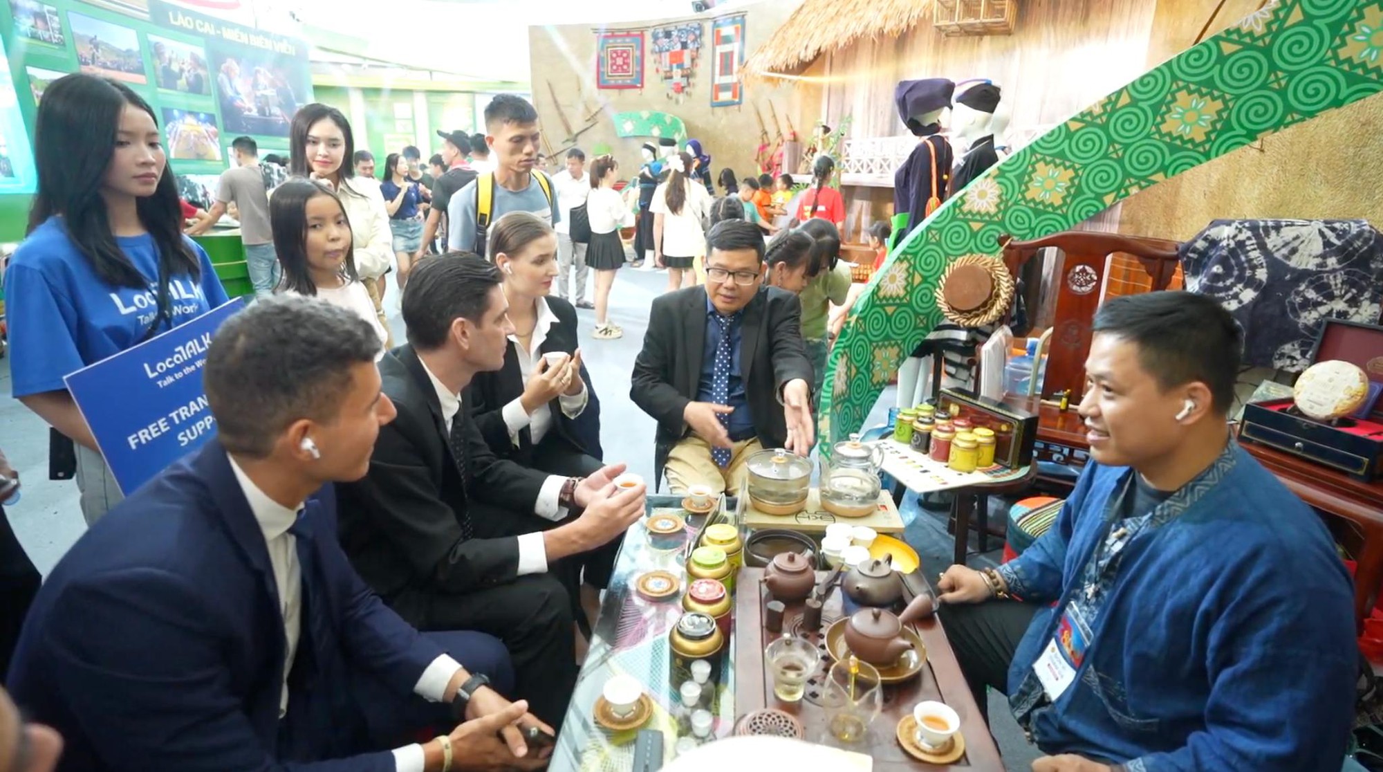 Startup Việt ra mắt LocaTalk: biến mọi AirPods thành thiết bị giao tiếp đa ngôn ngữ- Ảnh 2. Startup Việt ra mắt LocaTalk: biến mọi AirPods thành thiết bị giao tiếp đa ngôn ngữ- Ảnh 2.