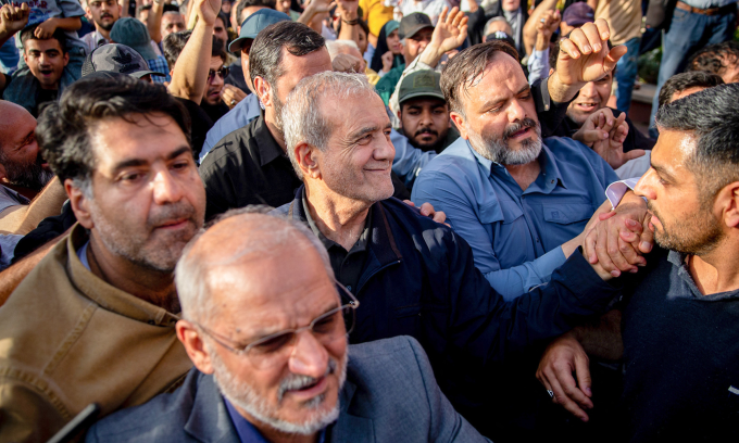 Tổng thống Iran Masoud Pezeshkian (gIữa) tại cuộc biểu tình ở Tehran hôm 22/6. Ảnh: AFP