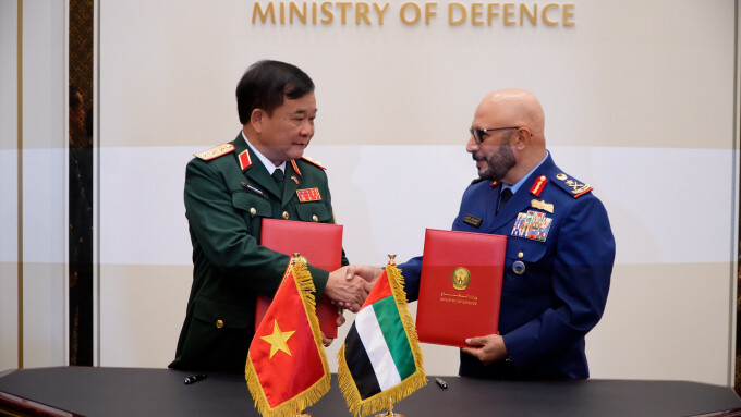 Thượng tướng Hoàng Xuân Chiến ký kết Ý định thư với trung tướng Ibrahim Nasser Al-Alawi, Thứ trưởng Quốc phòng UAE. Ảnh: Bộ Quốc phòng