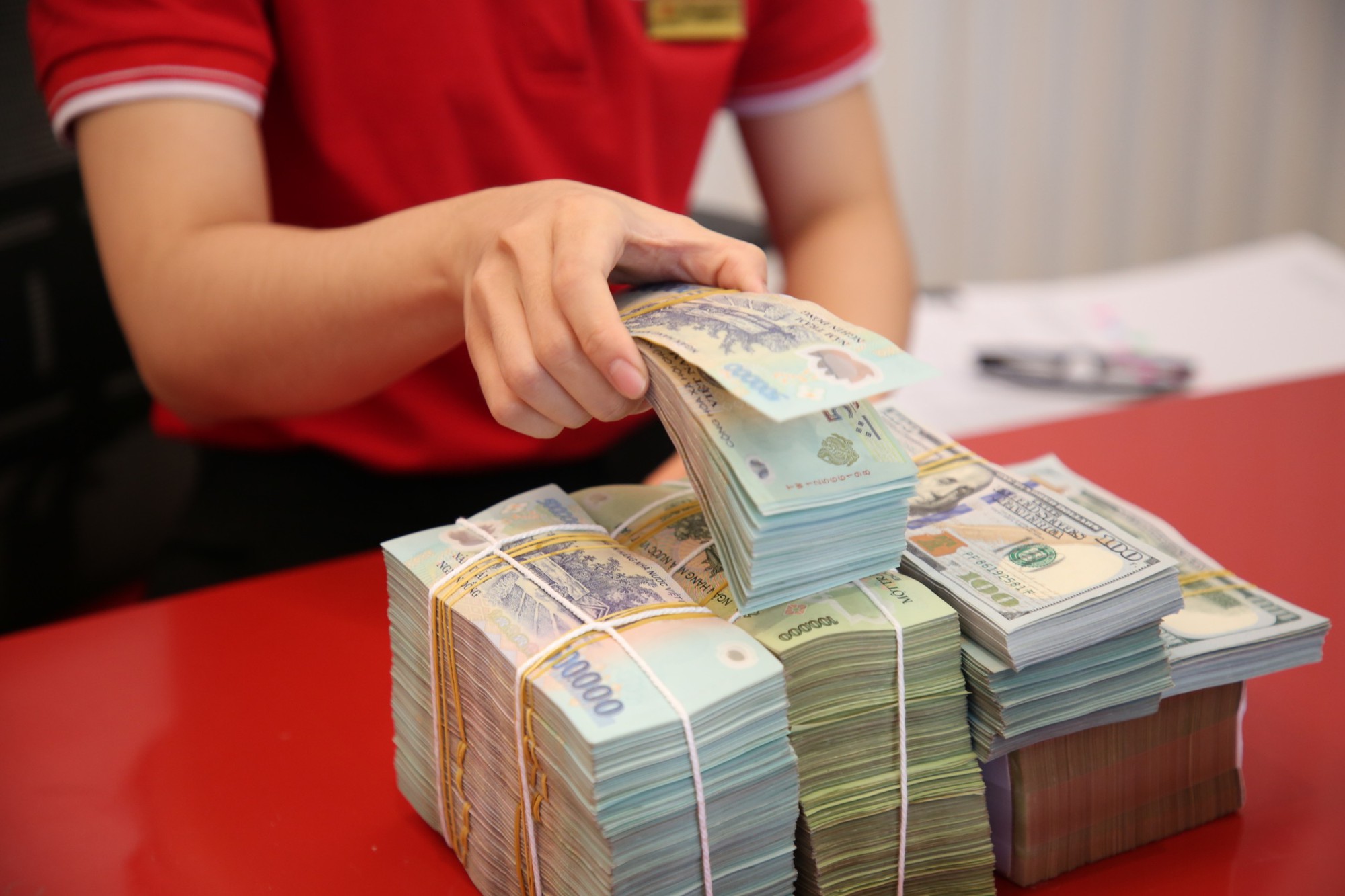 Nhiều ngân hàng âm thầm tăng lãi suất gửi tiết kiệm- Ảnh 1.