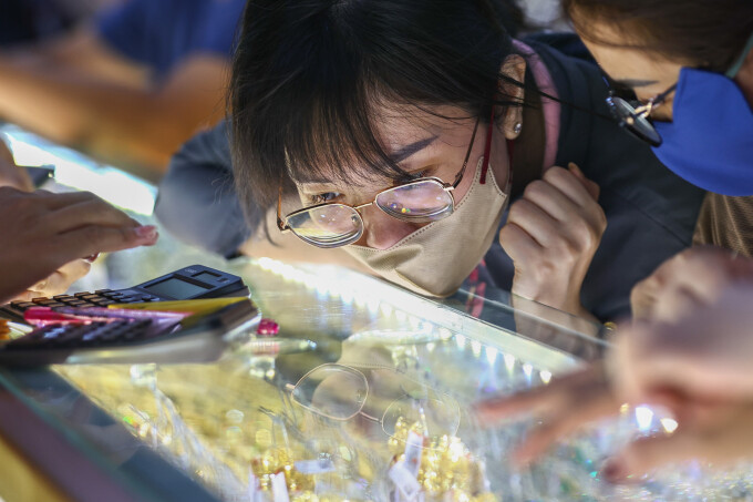 Người dân mua vàng tại một tiệm vàng ở quận Bình Thạnh, dịp vía Thần Tài, tháng 2/2025. Ảnh: Quỳnh Trần