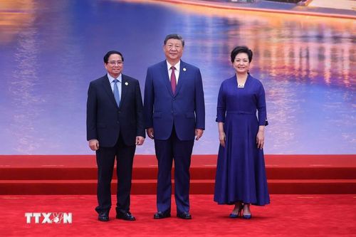 Tổng Bí thư, Chủ tịch nước Trung Quốc Tập Cận Bình và Phu nhân đón Thủ tướng Phạm Minh Chính đến dự chiêu đãi SCO 2025. (Ảnh: Dương Giang/TTXVN)