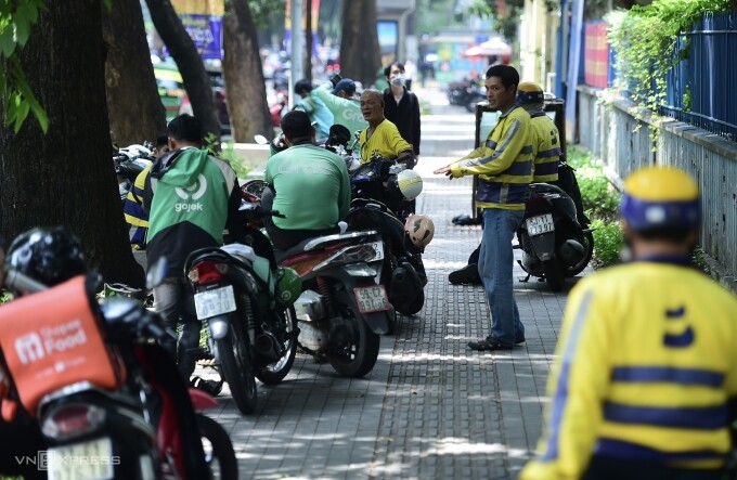 Tài xế xe công nghệ tại trung tâm TP HCM. Ảnh: Thanh Tùng