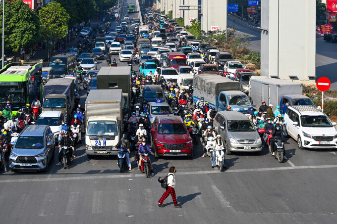 Các phương tiện dừng chờ đèn tín hiệu đèn giao thông tại Hà Nội, tháng 1/2025. Ảnh: Giang Huy