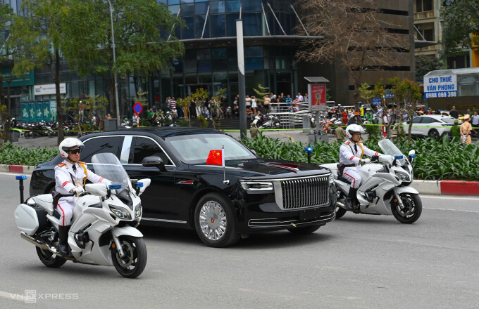 Đoàn xe đi qua Trần Duy Hưng. Ảnh: Giang Huy