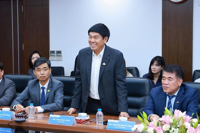 Dấu ấn 2025: Ông Phạm Nhật Vượng chi 28.000 tỷ để VinFast ‘không có kế hoạch B’, ông Trần Đình Long tung tiếp ‘quả đấm thép’, ông Nguyễn Đức Tài xong nhiệm vụ- Ảnh 8. Dấu ấn 2025: Ông Phạm Nhật Vượng chi 28.000 tỷ để VinFast ‘không có kế hoạch B’, ông Trần Đình Long tung tiếp ‘quả đấm thép’, ông Nguyễn Đức Tài xong nhiệm vụ- Ảnh 8.