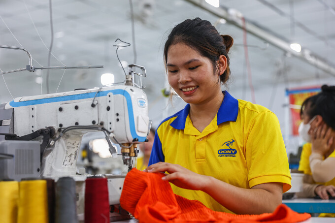Công nhân làm việc tại công ty may mặc Dony (xã Vĩnh Lộc A, TP HCM), tháng 8/2025. Ảnh: Quỳnh Trần