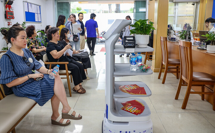 Người dân Hà Nội làm thủ tục hành chính được miễn phí đồ ăn, sử dụng robot lễ tân- Ảnh 1.