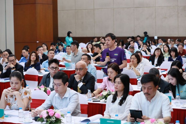 Cổ đông trao đổi tại đại hội\ 640x426