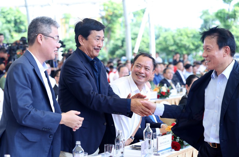 Tổng Bí thư Tô Lâm dự lễ khởi công xây dựng sân vận động tiên tiến hàng đầu thế giới- Ảnh 5. Tổng Bí thư Tô Lâm dự lễ khởi công xây dựng sân vận động tiên tiến hàng đầu thế giới- Ảnh 5.