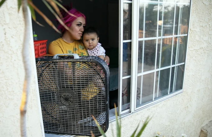 Nhiều gia đình ở miền nam Los Angeles, Mỹ không đủ tiền để mua điều hòa, buộc dùng quạt thay thế trong nắng nóng kỷ lục năm 2025. Ảnh: G.I