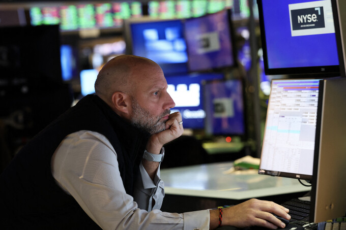 Nhân viên làm việc tại sàn giao dịch chứng khoán New York (NYSE), ngày 13/10. Ảnh: AFP