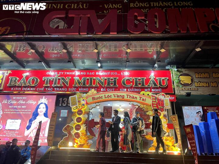 Đội mưa đi mua vàng ngày vía thần Tài từ 3h sáng ở Hà Nội- Ảnh 1. Đội mưa đi mua vàng ngày vía thần Tài từ 3h sáng ở Hà Nội- Ảnh 1.