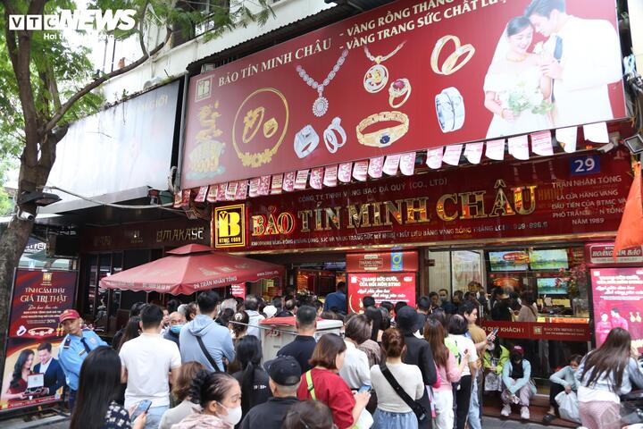 Khách vội bán vàng khi giá giảm kỷ lục, 'cò' lập tức thu mua sạch- Ảnh 3. Khách vội bán vàng khi giá giảm kỷ lục, 'cò' lập tức thu mua sạch- Ảnh 3.