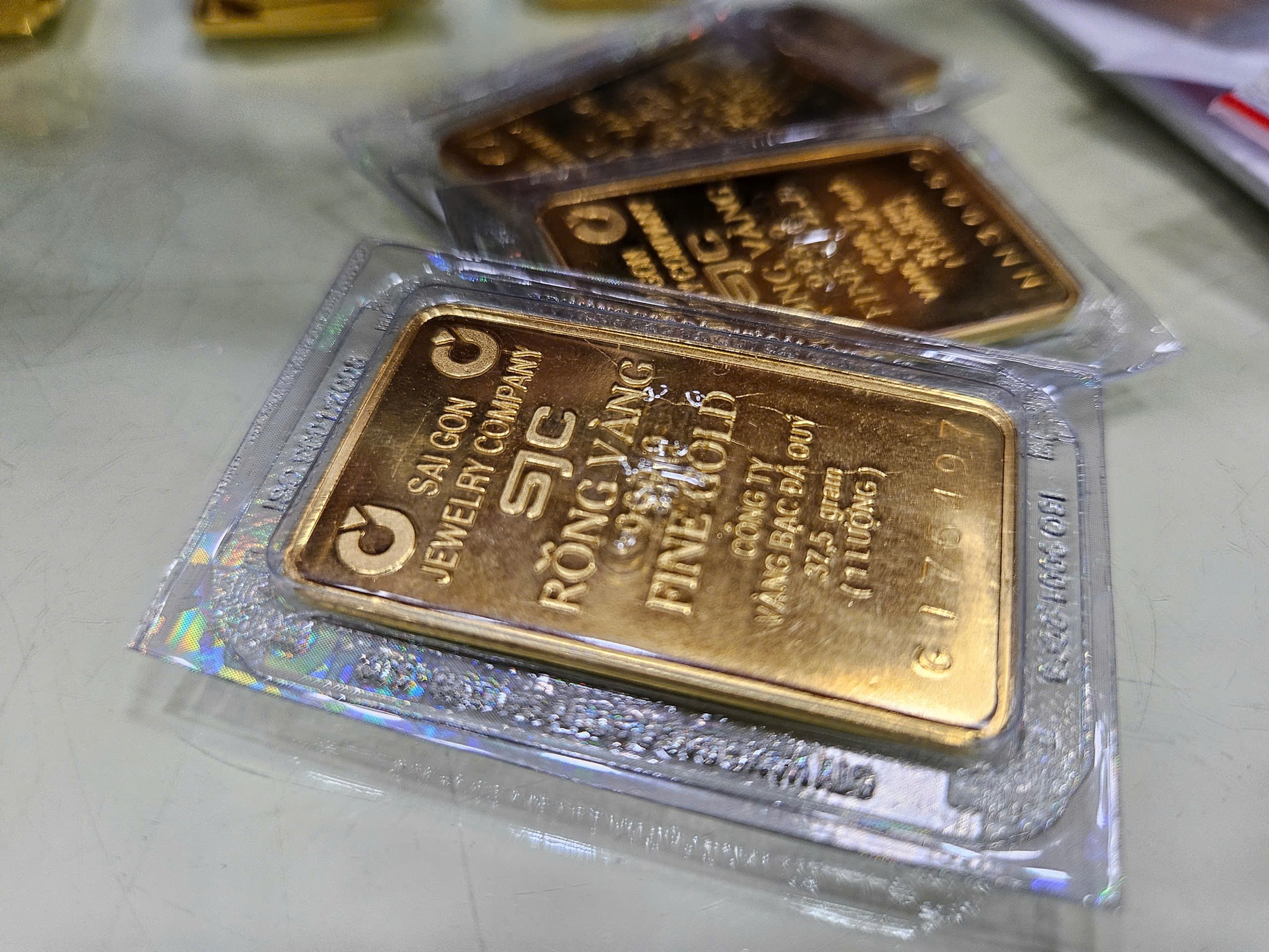 Bán vàng miếng 1 tỉ đồng, chỉ chịu thuế 1 triệu đồng có ngăn được đầu cơ?- Ảnh 1.