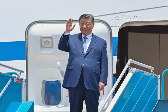 Tổng Bí thư, Chủ tịch Trung Quốc Tập Cận Bình vẫy tay chào mọi người. Ảnh: Trần Kiên