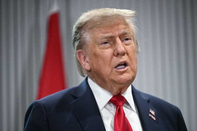 Tổng thống Mỹ Donald Trump trả lời báo giới tại Alberta, Canada ngày 16/6. Ảnh: AFP