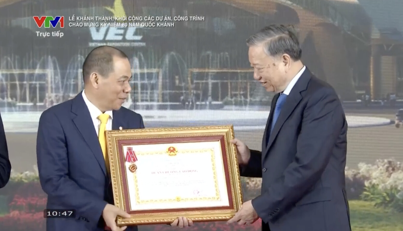 Vingroup của tỷ phú Phạm Nhật Vượng nhận Huân chương lao động hạng Nhất- Ảnh 1. Vingroup của tỷ phú Phạm Nhật Vượng nhận Huân chương lao động hạng Nhất- Ảnh 1.