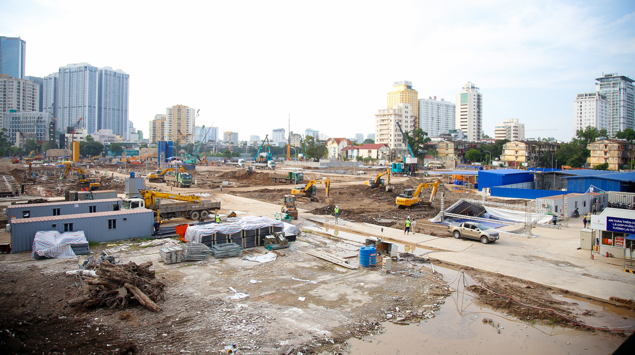 Toàn cảnh công trường dự án 17.000 tỷ của Vinhomes: Nằm cách hồ Gươm chỉ 4 km, ôm trọn hồ rộng 6 ha- Ảnh 4. Toàn cảnh công trường dự án 17.000 tỷ của Vinhomes: Nằm cách hồ Gươm chỉ 4 km, ôm trọn hồ rộng 6 ha- Ảnh 4.