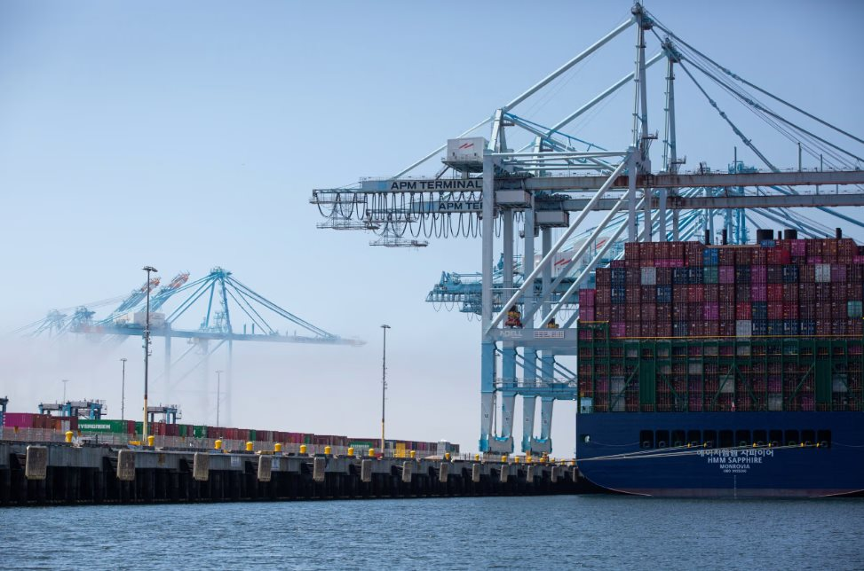 Thương chiến lan đến ngành logistics Mỹ, khách hàng Trung Quốc liên tục huỷ chuyến, giảm lượt đặt chỗ, hàng loạt nhà xuất khẩu ‘án binh’ chờ tin đàm phán thuế quan- Ảnh 1.