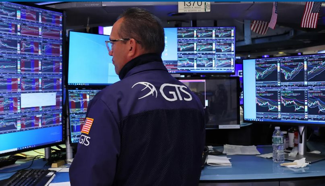 Chứng khoán “xanh rực rỡ” sau động thái hoãn áp thuế EU của ông Trump và đàm phán thương mại có dấu hiệu ‘tích cực’ Chứng khoán “xanh rực rỡ” sau động thái hoãn áp thuế EU của ông Trump và đàm phán thương mại có dấu hiệu ‘tích cực’