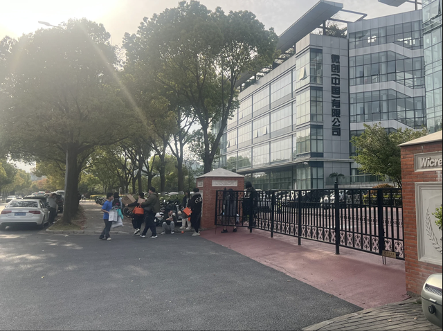 Microsoft nói về việc rút khỏi Trung Quốc, sa thải 2.000 nhân sự - Ảnh 1.