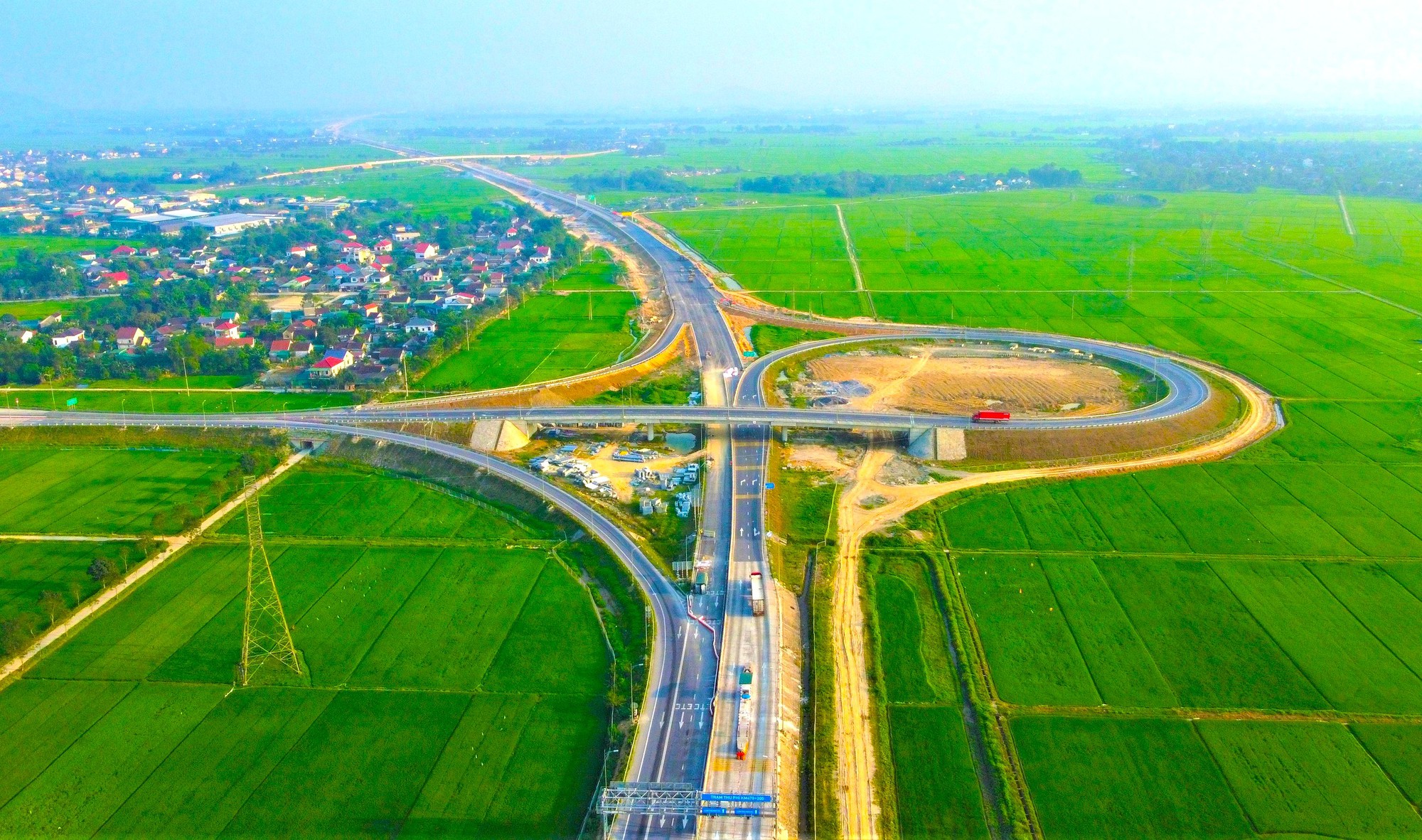 Bứt phá tiến độ thi công cao tốc: “Chỉ bàn làm, không bàn lùi”- Ảnh 1. Bứt phá tiến độ thi công cao tốc: “Chỉ bàn làm, không bàn lùi”- Ảnh 1.