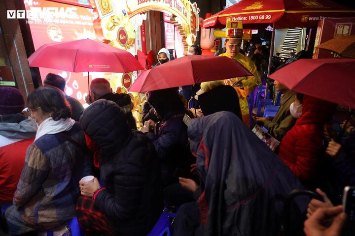 Đội mưa đi mua vàng ngày vía thần Tài từ 3h sáng ở Hà Nội- Ảnh 9. Đội mưa đi mua vàng ngày vía thần Tài từ 3h sáng ở Hà Nội- Ảnh 9.