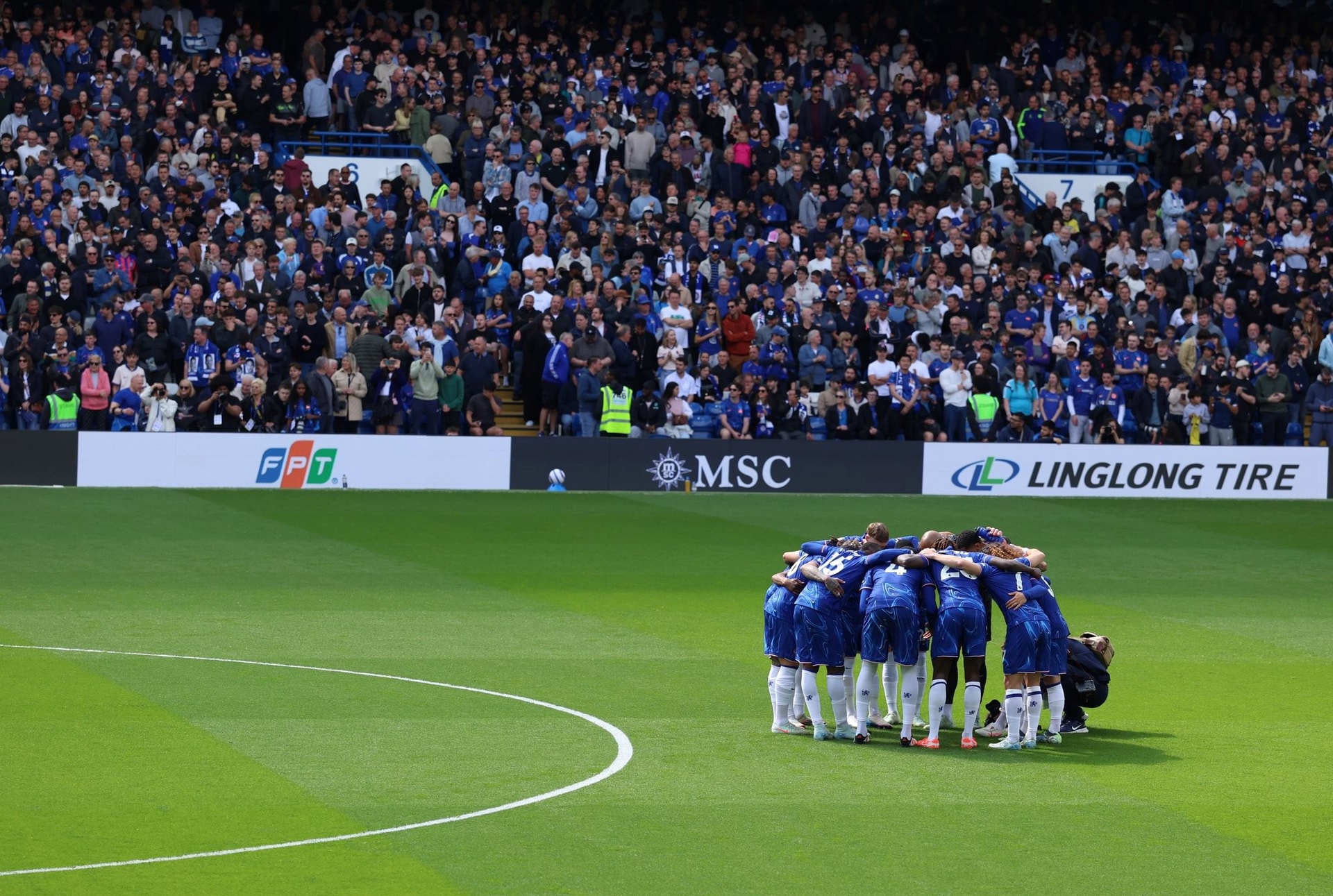 FPT chính thức xuất hiện trên sân bóng Ngoại hạng Anh, nối gót Sabeco, Hoàng Anh Gia Lai, Tôn Đông Á- Ảnh 1.