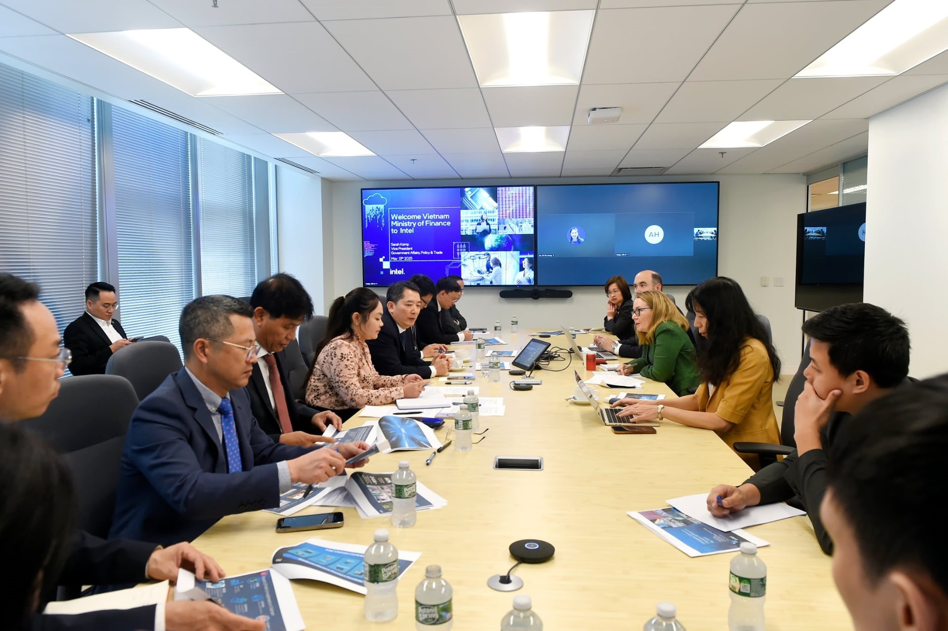 Meta, Intel muốn cùng Việt Nam cân bằng thương mại với Mỹ bằng hai ngành hot nhất thế giới- Ảnh 1.