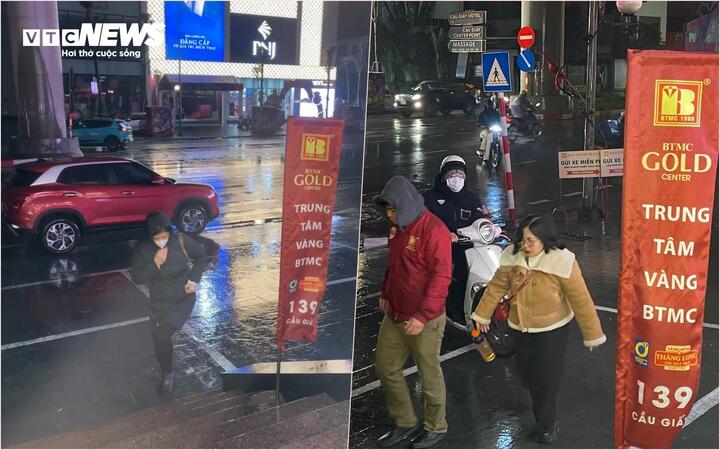 Đội mưa đi mua vàng ngày vía thần Tài từ 3h sáng ở Hà Nội- Ảnh 2. Đội mưa đi mua vàng ngày vía thần Tài từ 3h sáng ở Hà Nội- Ảnh 2.